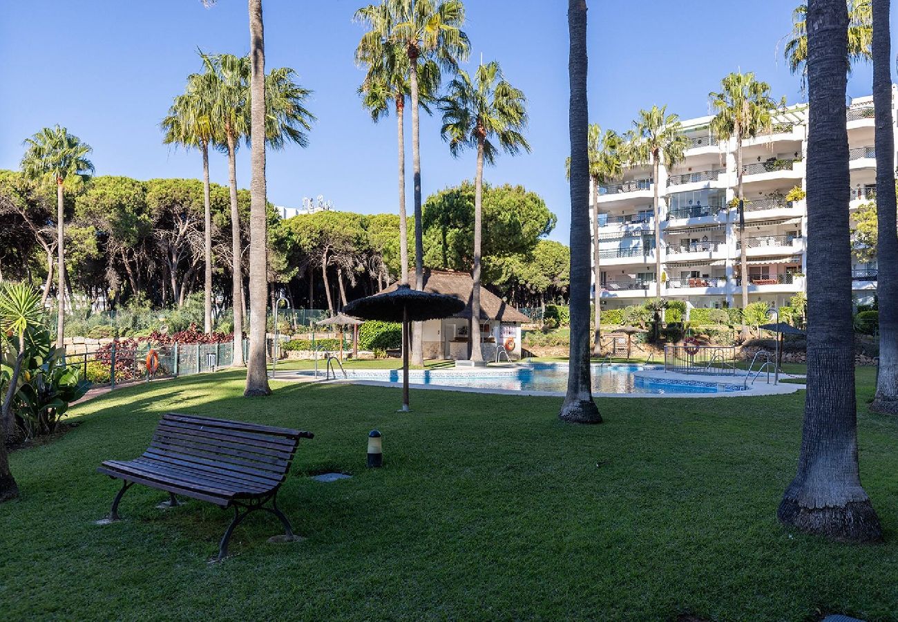 Apartamento en Mijas Costa - Frontline Beach 2 Bed Mi Capricho Apt, Private Garden with Sea Views 