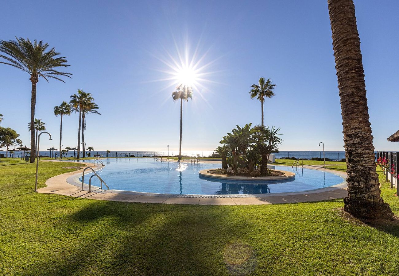 Apartamento en Mijas Costa - Frontline Beach 2 Bed Mi Capricho Apt, Private Garden with Sea Views 