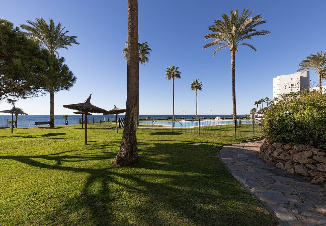 Apartamento en Mijas Costa - Frontline Beach 2 Bed Mi Capricho Apt, Private Garden with Sea Views 