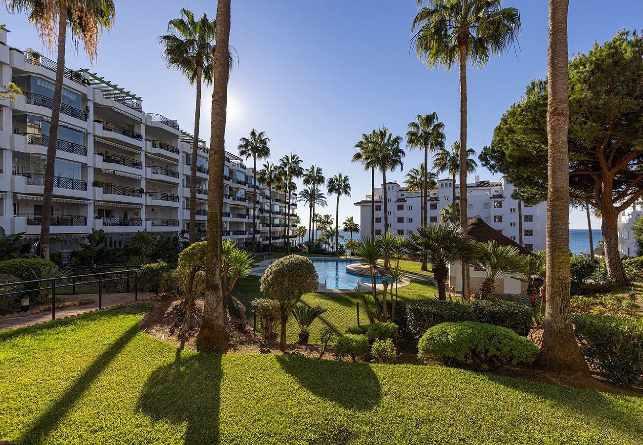 Apartamento en Mijas Costa - Frontline Beach 2 Bed Mi Capricho Apt, Private Garden with Sea Views 