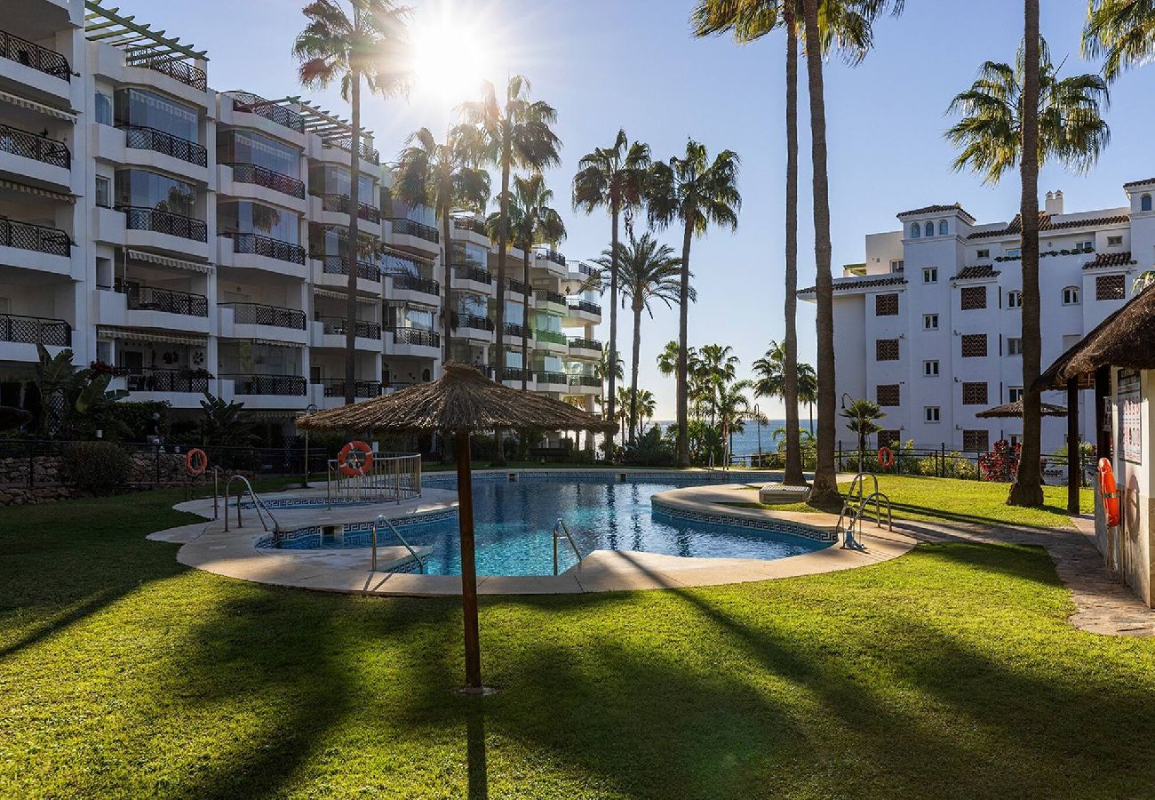 Apartamento en Mijas Costa - Frontline Beach 2 Bed Mi Capricho Apt, Private Garden with Sea Views 