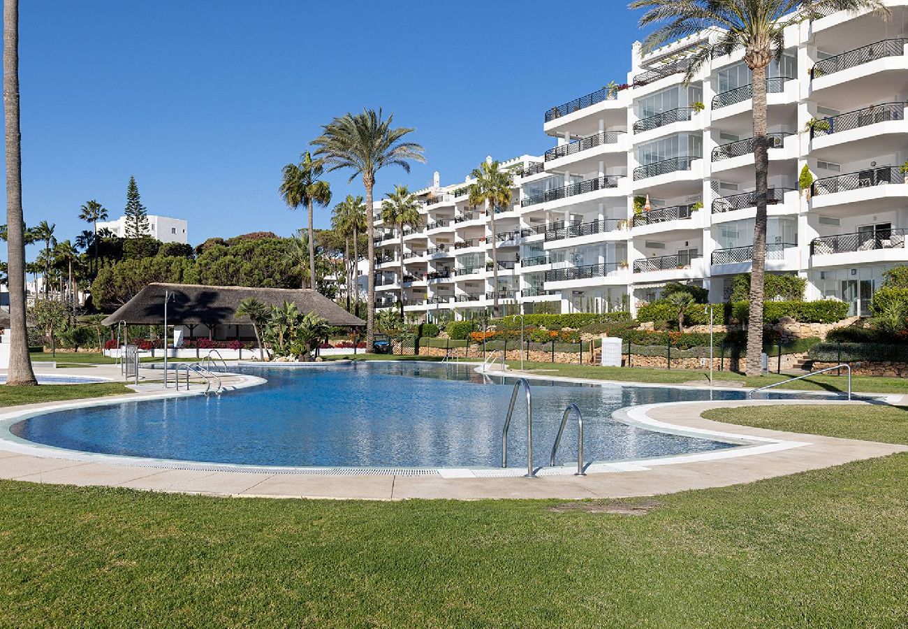 Apartamento en Mijas Costa - Frontline Beach 2 Bed Mi Capricho Apt, Private Garden with Sea Views 