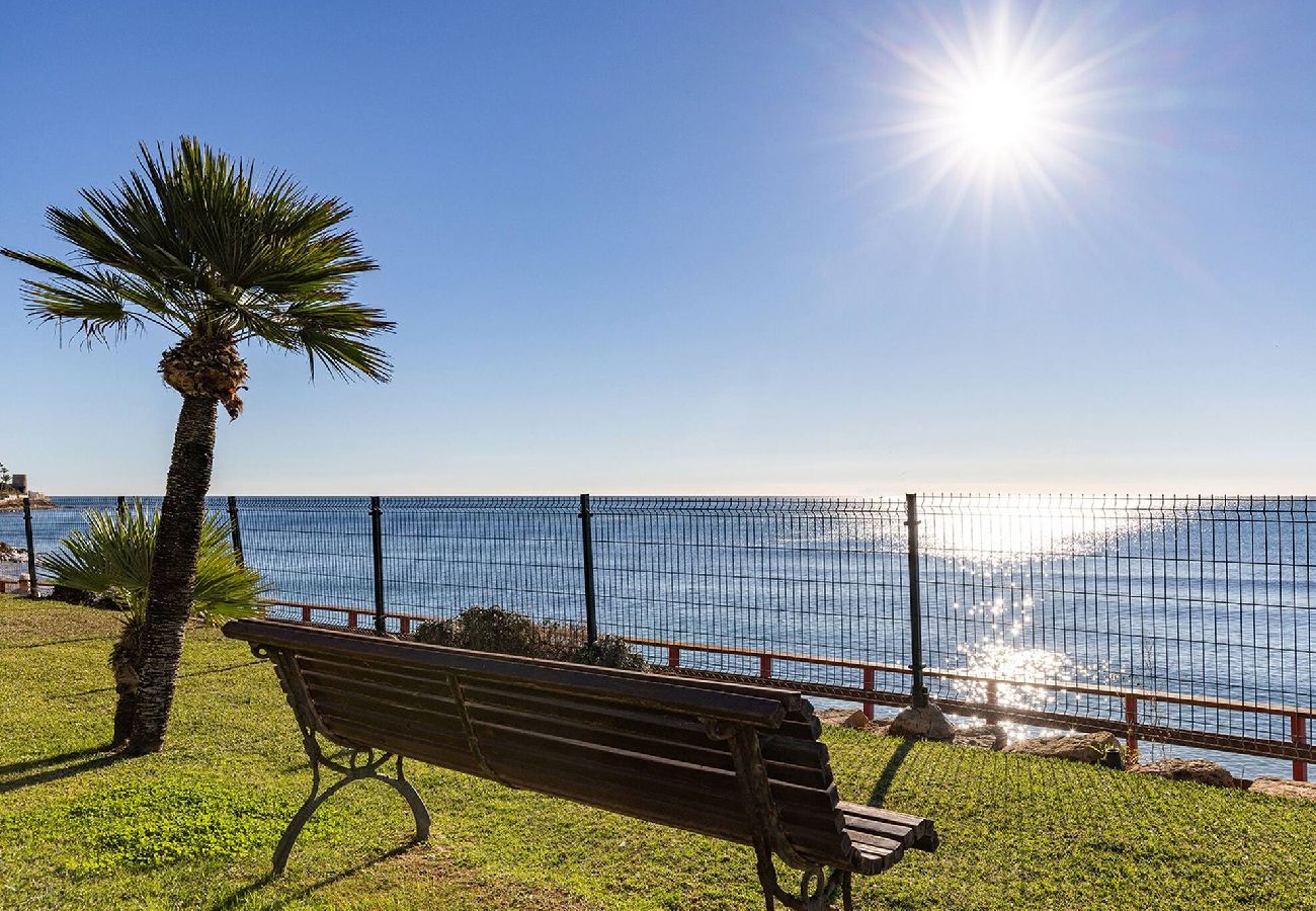 Apartamento en Mijas Costa - Frontline Beach 2 Bed Mi Capricho Apt, Private Garden with Sea Views 