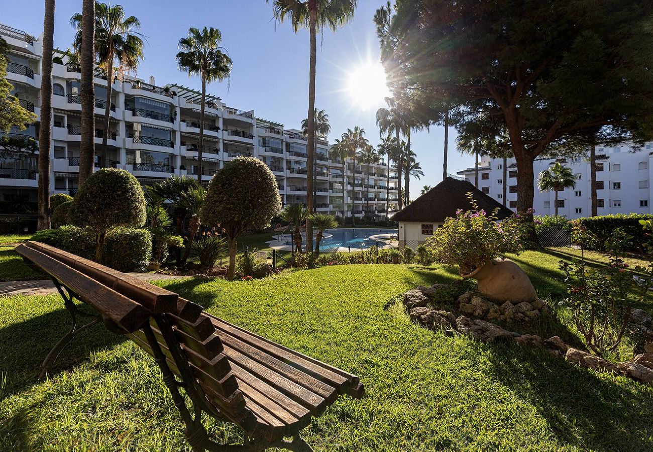 Apartamento en Mijas Costa - Frontline Beach 2 Bed Mi Capricho Apt, Private Garden with Sea Views 