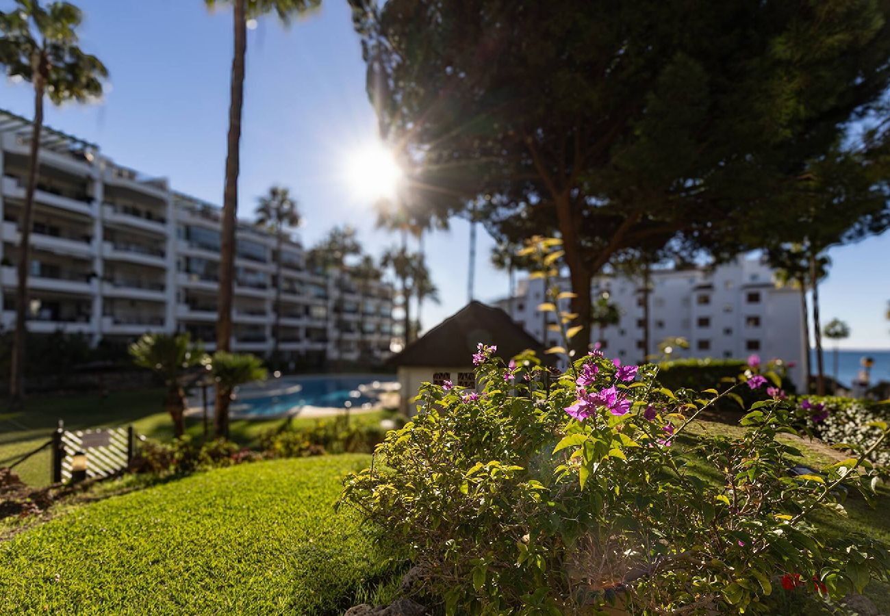 Apartamento en Mijas Costa - Frontline Beach 2 Bed Mi Capricho Apt, Private Garden with Sea Views 