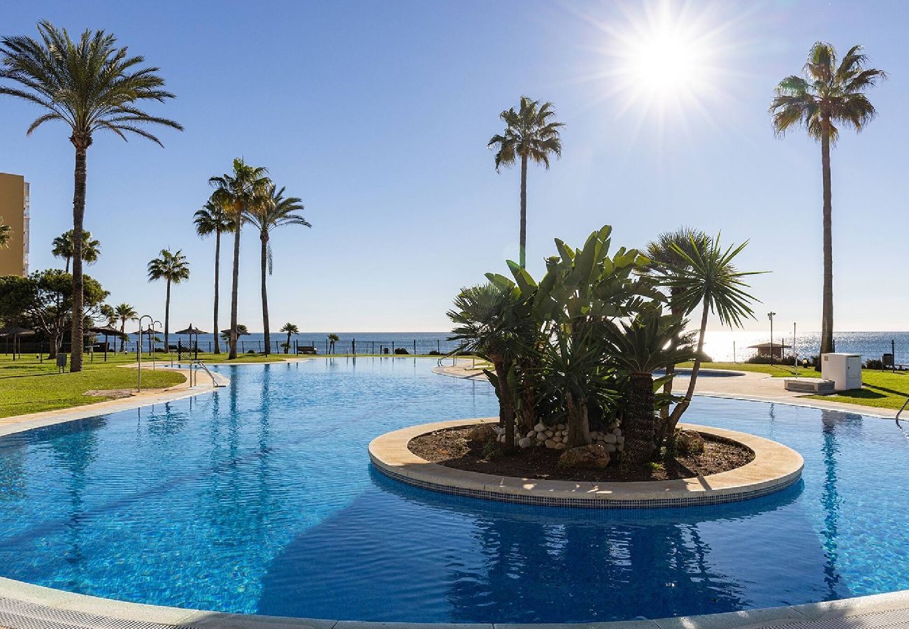 Apartamento en Mijas Costa - Frontline Beach 2 Bed Mi Capricho Apt, Private Garden with Sea Views 