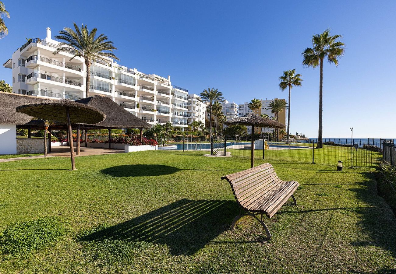 Apartamento en Mijas Costa - Frontline Beach 2 Bed Mi Capricho Apt, Private Garden with Sea Views 