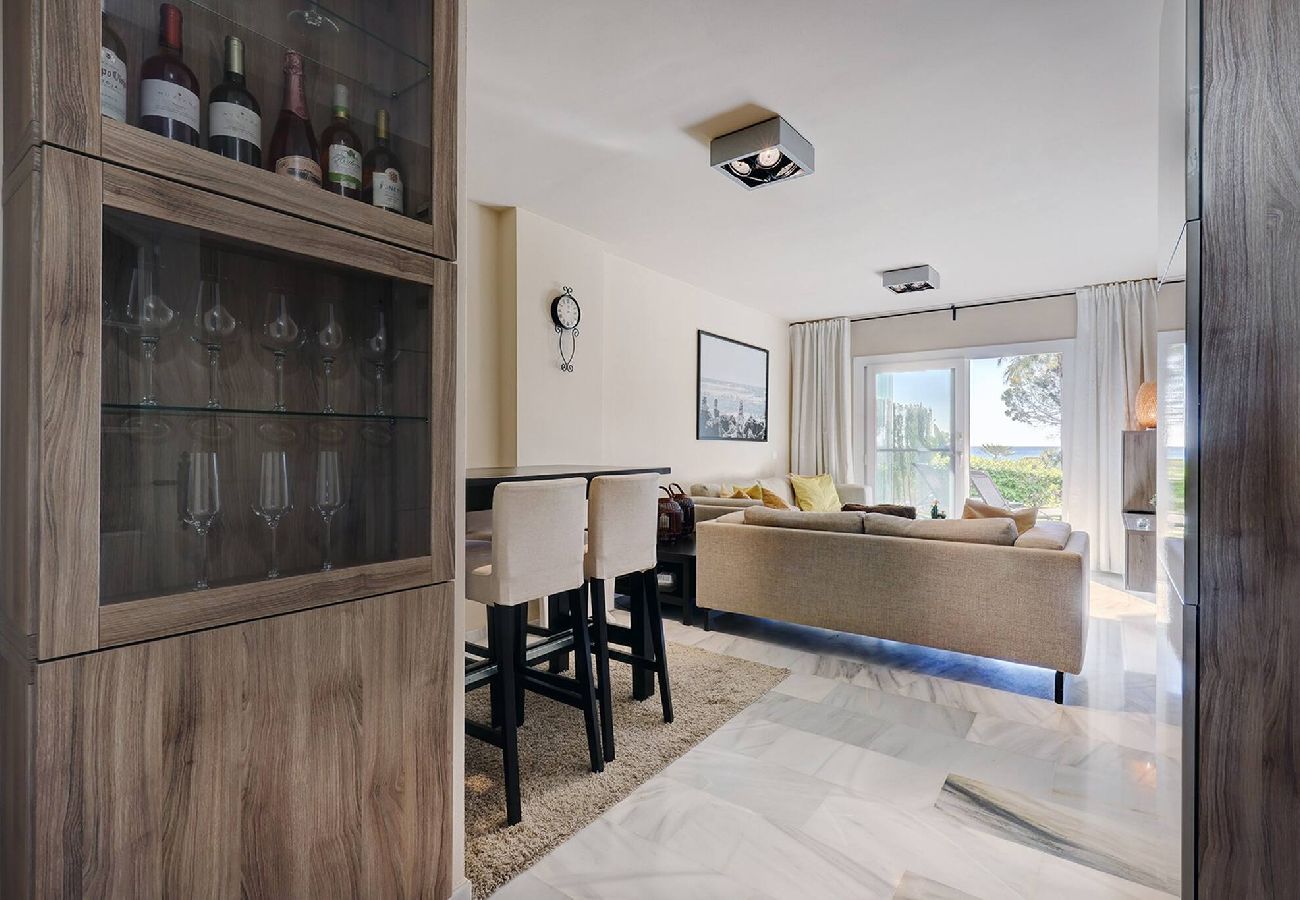 Apartamento en Mijas Costa - Frontline Beach 2 Bed Mi Capricho Apt, Private Garden with Sea Views 