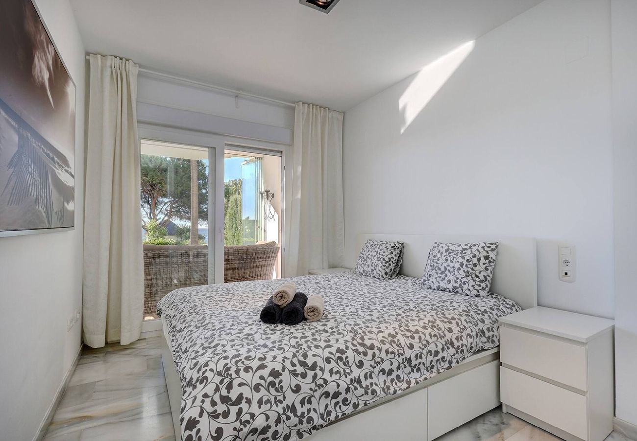 Apartamento en Mijas Costa - Frontline Beach 2 Bed Mi Capricho Apt, Private Garden with Sea Views 