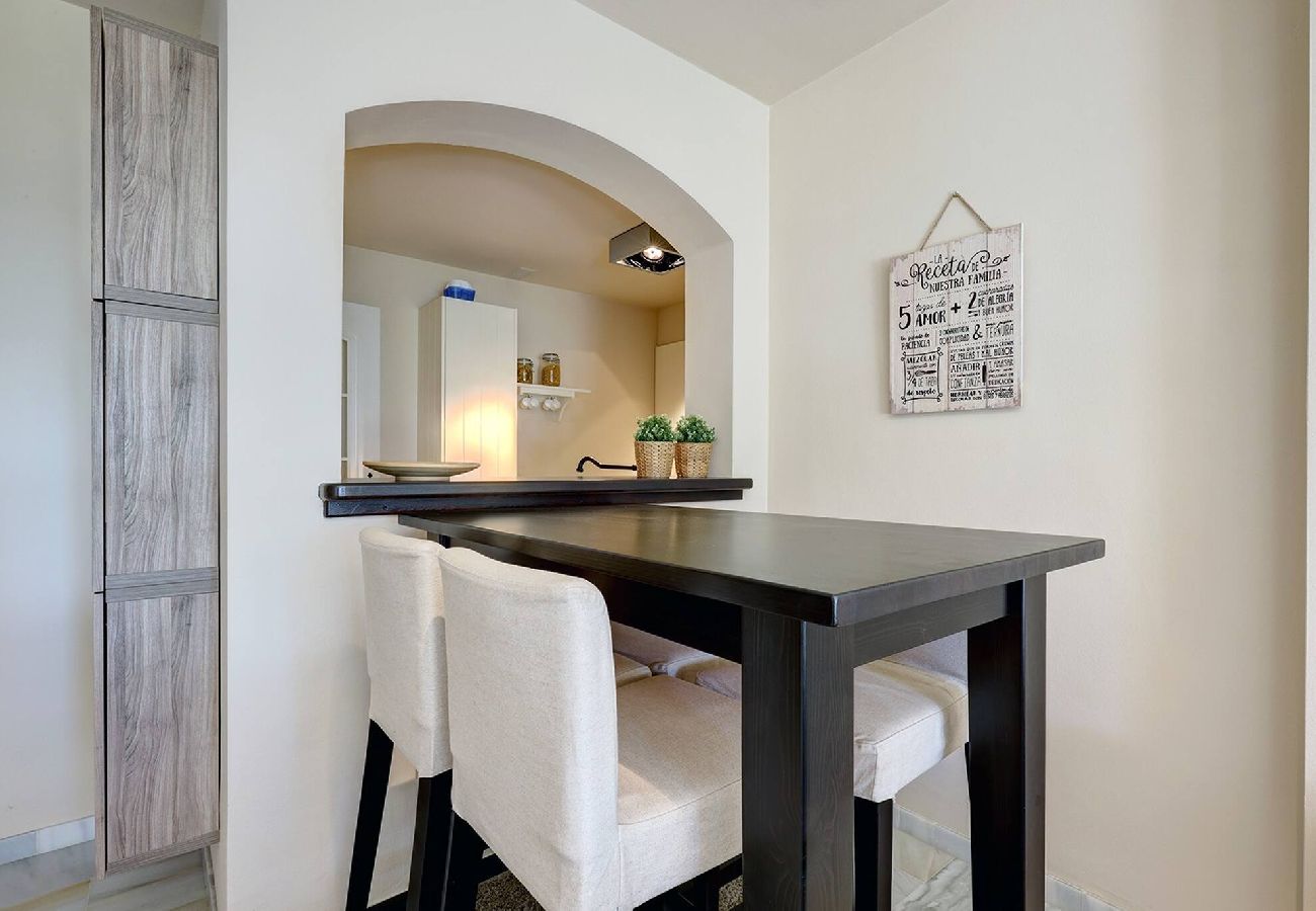 Apartamento en Mijas Costa - Frontline Beach 2 Bed Mi Capricho Apt, Private Garden with Sea Views 