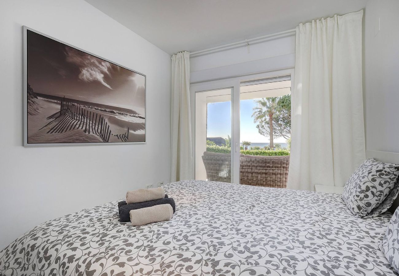 Apartamento en Mijas Costa - Frontline Beach 2 Bed Mi Capricho Apt, Private Garden with Sea Views 