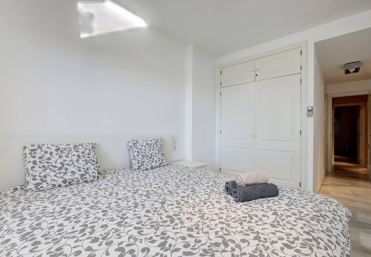 Apartamento en Mijas Costa - Frontline Beach 2 Bed Mi Capricho Apt, Private Garden with Sea Views 