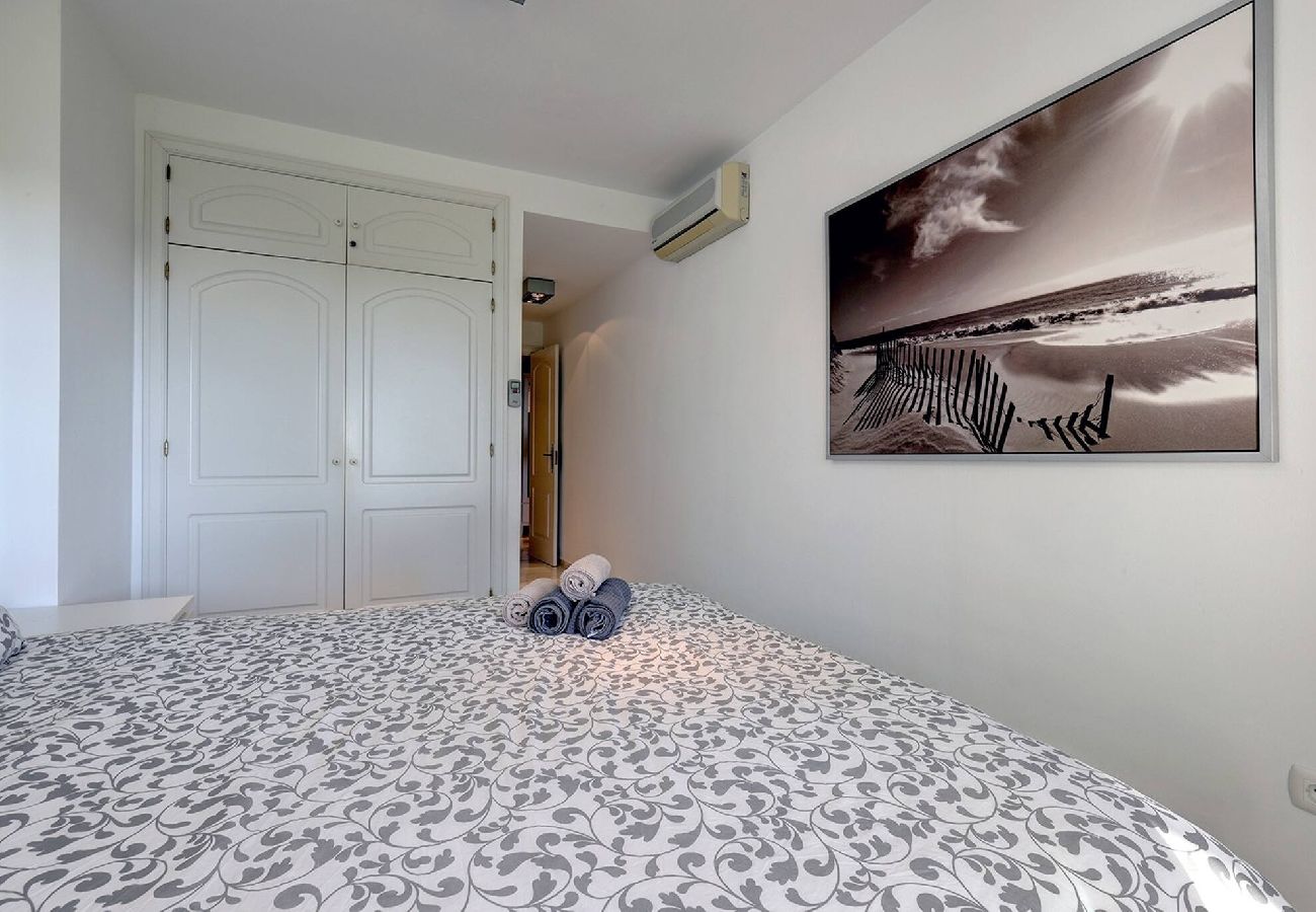 Apartamento en Mijas Costa - Frontline Beach 2 Bed Mi Capricho Apt, Private Garden with Sea Views 