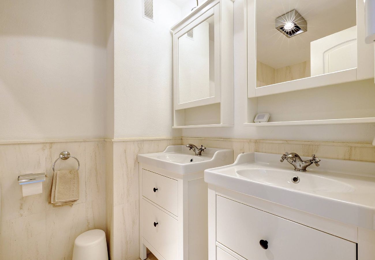 Apartamento en Mijas Costa - Frontline Beach 2 Bed Mi Capricho Apt, Private Garden with Sea Views 