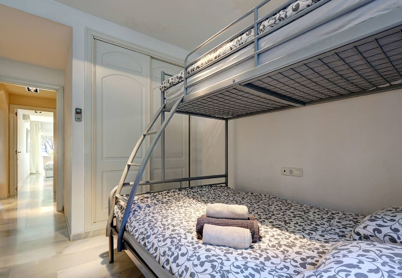 Apartamento en Mijas Costa - Frontline Beach 2 Bed Mi Capricho Apt, Private Garden with Sea Views 
