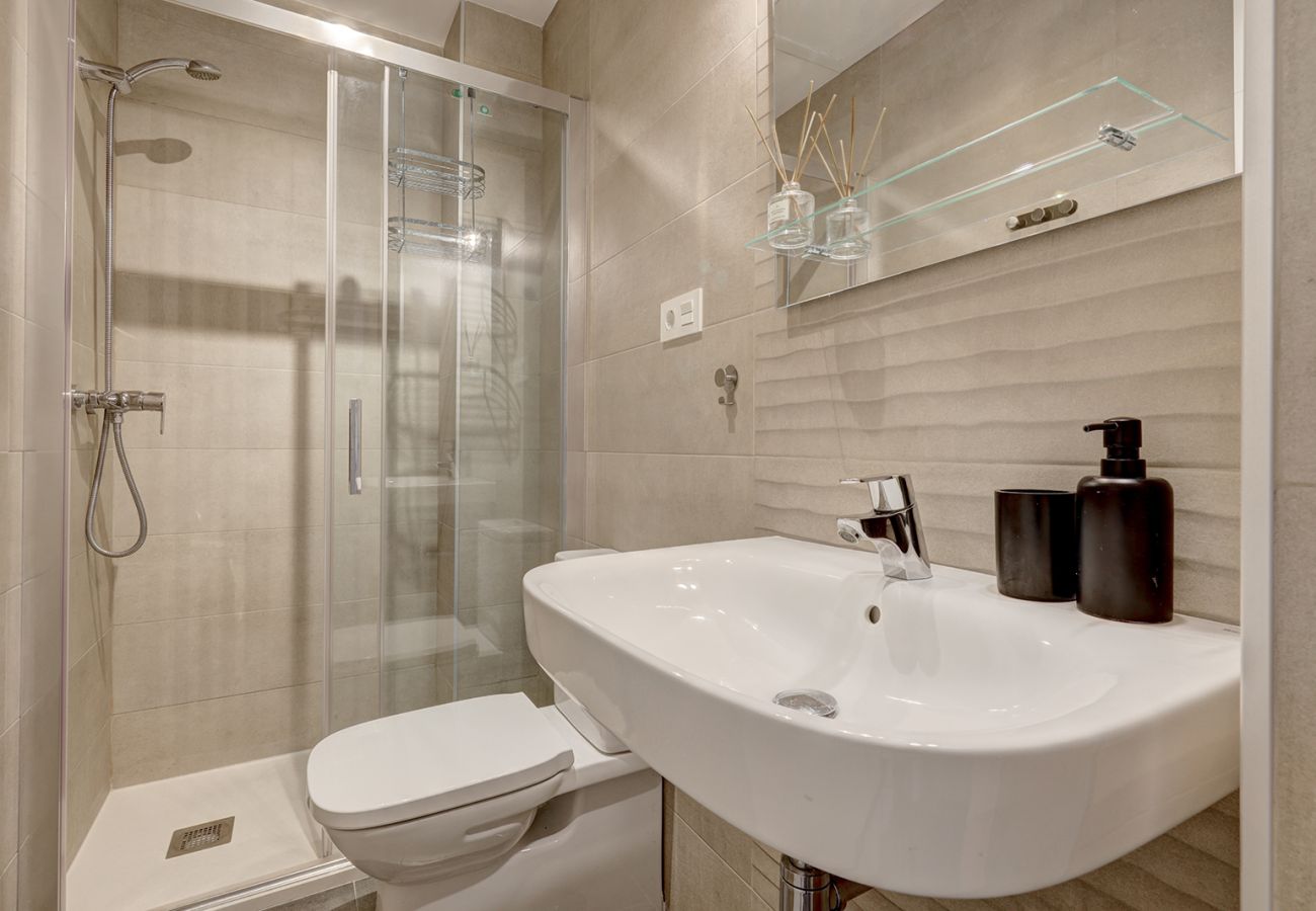 Apartamento en Fuengirola - Nuevo y relajado refugio de 2 dormitorios en la playa de Fuengirola