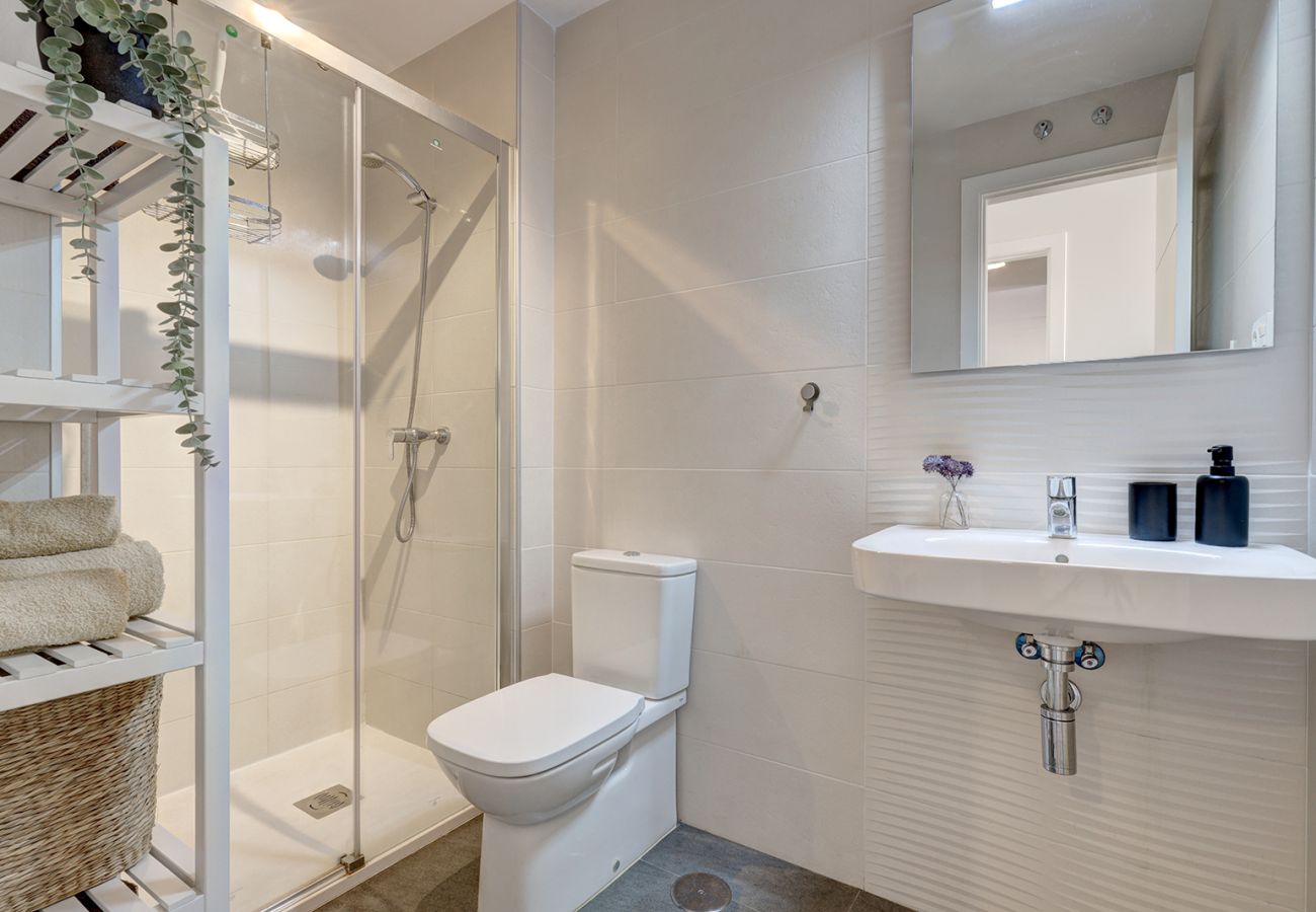 Apartamento en Fuengirola - Nuevo y relajado refugio de 2 dormitorios en la playa de Fuengirola