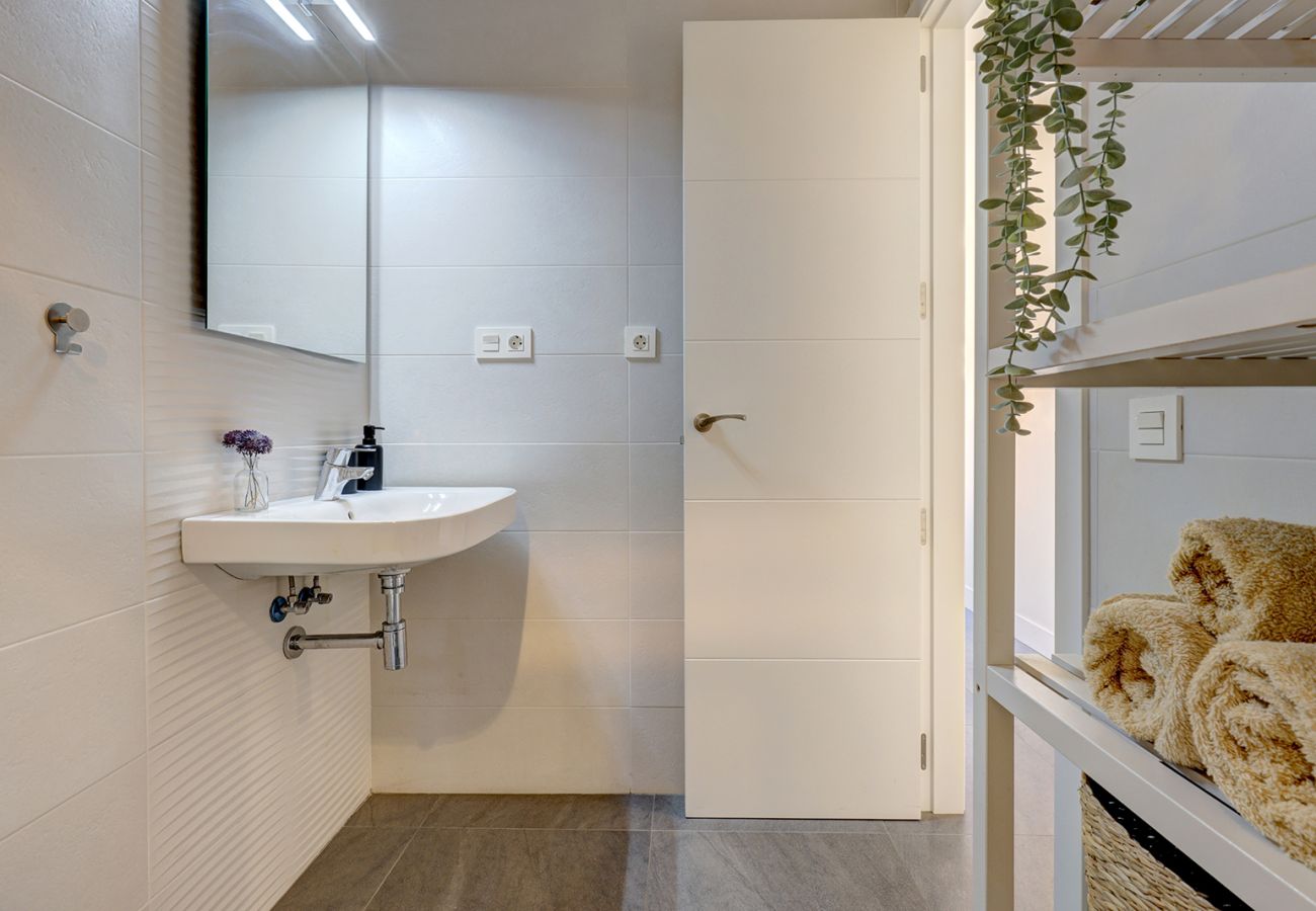 Apartamento en Fuengirola - Nuevo y relajado refugio de 2 dormitorios en la playa de Fuengirola