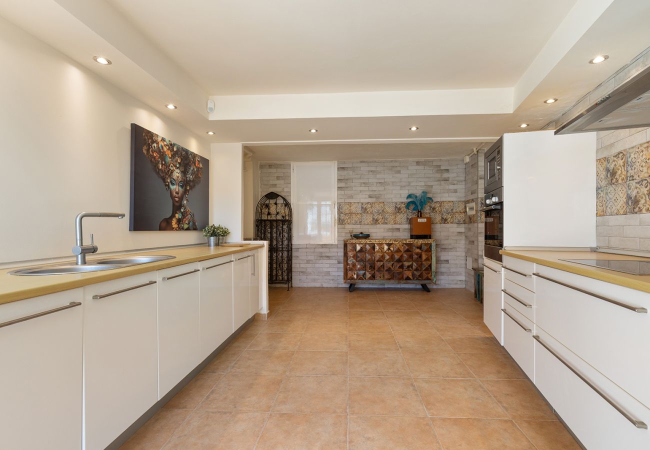 Villa en Mijas Costa - Villa La Rosa con vistas al mar: 5 dormitorios, 4 baños y piscina climatizada