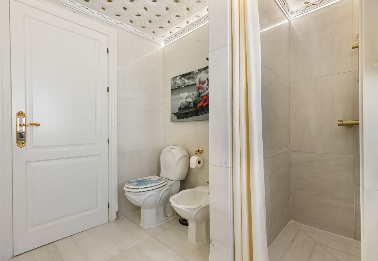 Villa en Mijas Costa - Villa La Rosa con vistas al mar: 5 dormitorios, 4 baños y piscina climatizada