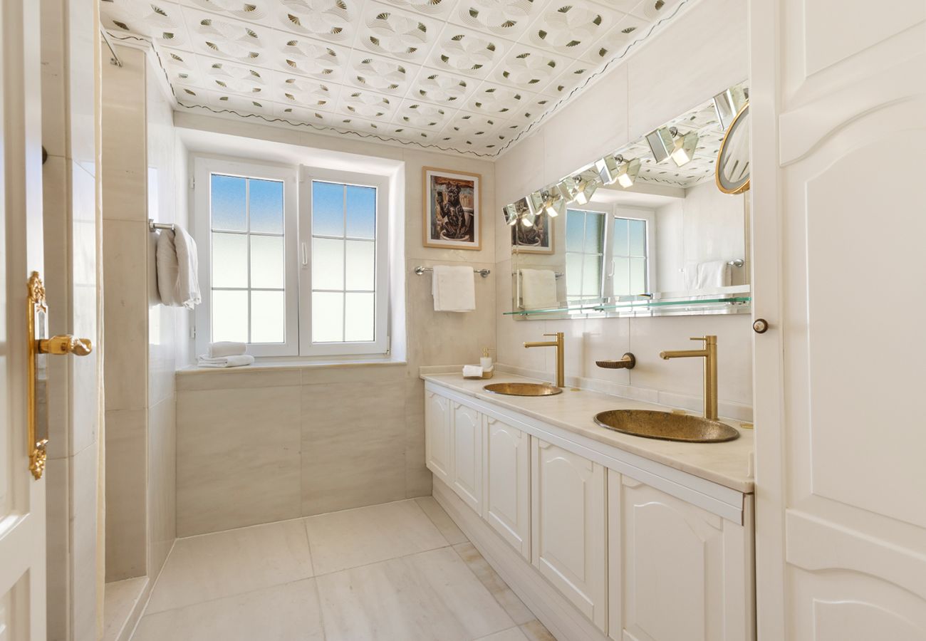 Villa en Mijas Costa - Villa La Rosa con vistas al mar: 5 dormitorios, 4 baños y piscina climatizada