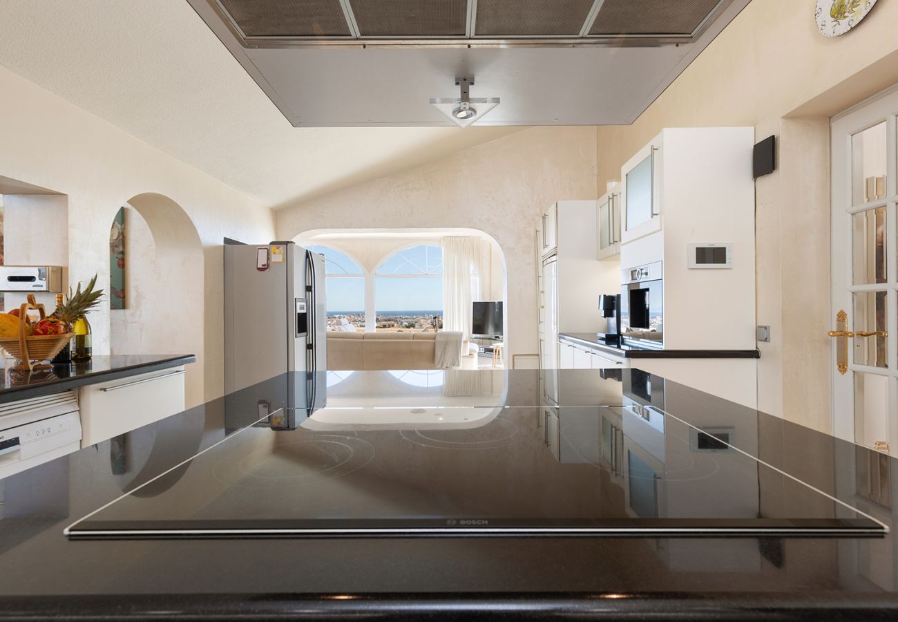 Villa en Mijas Costa - Villa La Rosa con vistas al mar: 5 dormitorios, 4 baños y piscina climatizada