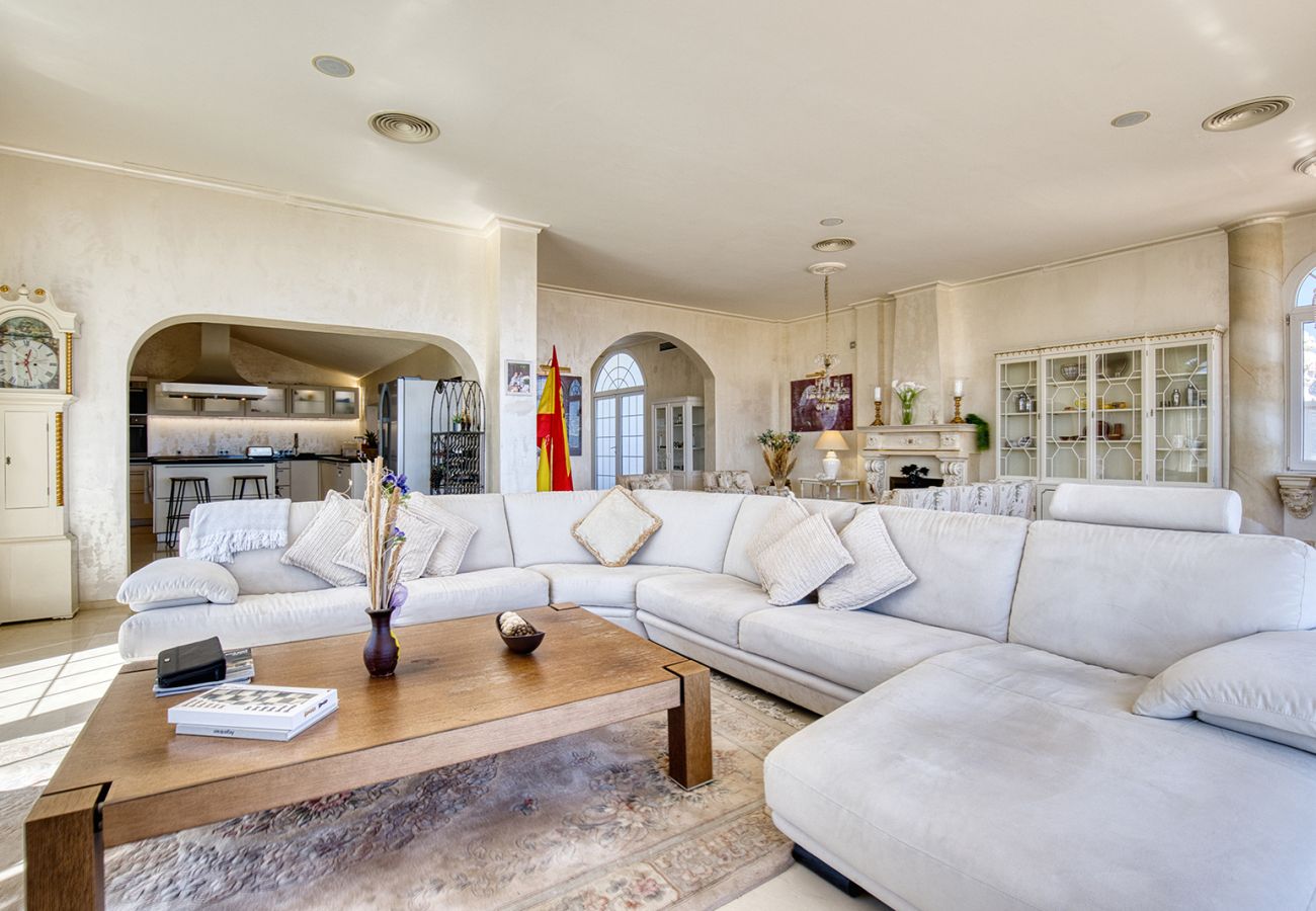 Villa en Mijas Costa - Villa La Rosa con vistas al mar: 5 dormitorios, 4 baños y piscina climatizada