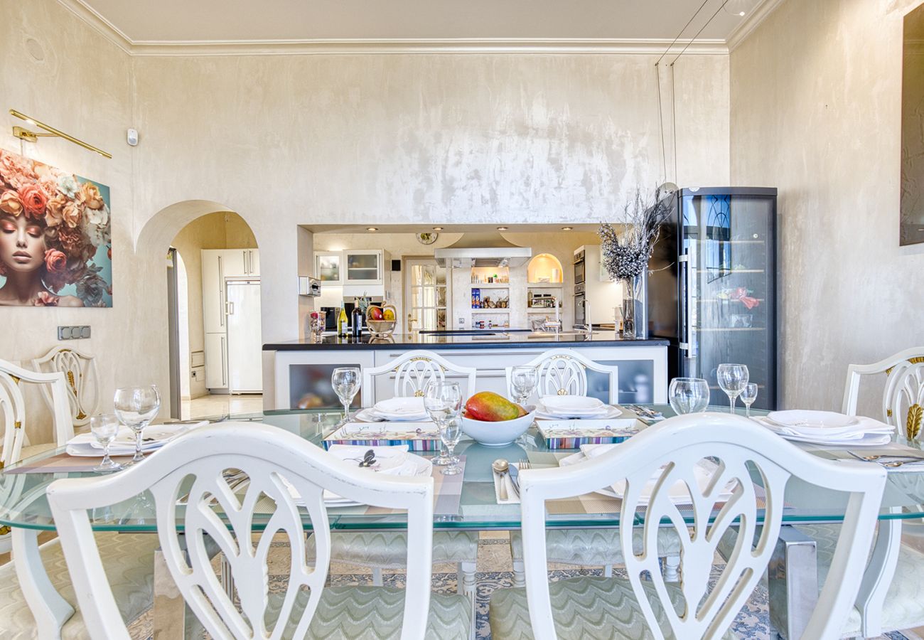 Villa en Mijas Costa - Villa La Rosa con vistas al mar: 5 dormitorios, 4 baños y piscina climatizada