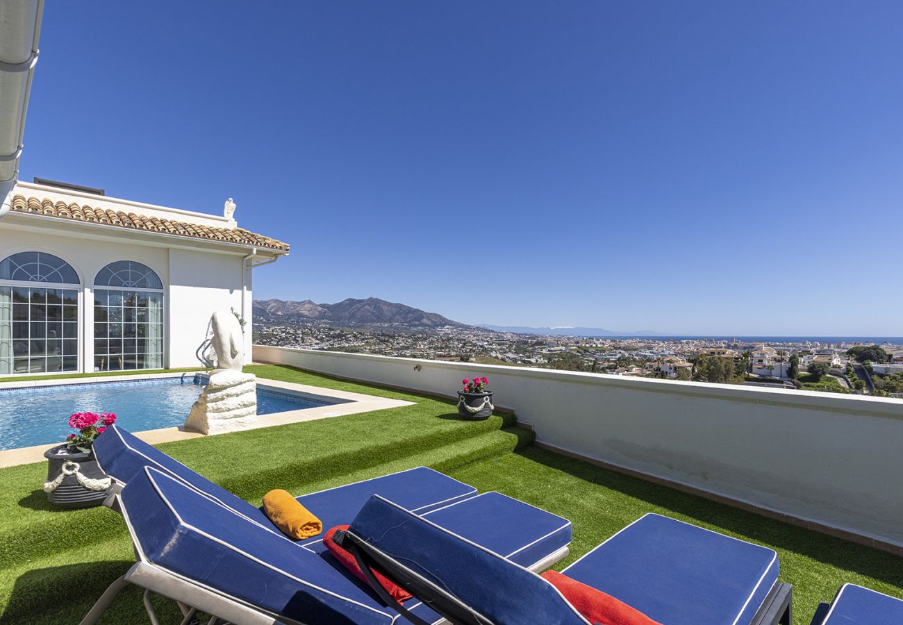 Villa en Mijas Costa - Villa La Rosa con vistas al mar: 5 dormitorios, 4 baños y piscina climatizada