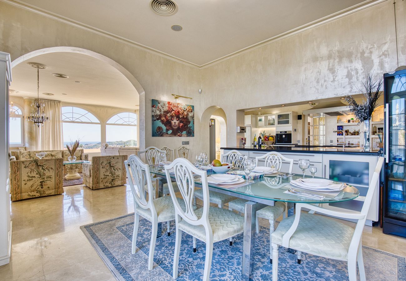 Villa en Mijas Costa - Villa La Rosa con vistas al mar: 5 dormitorios, 4 baños y piscina climatizada