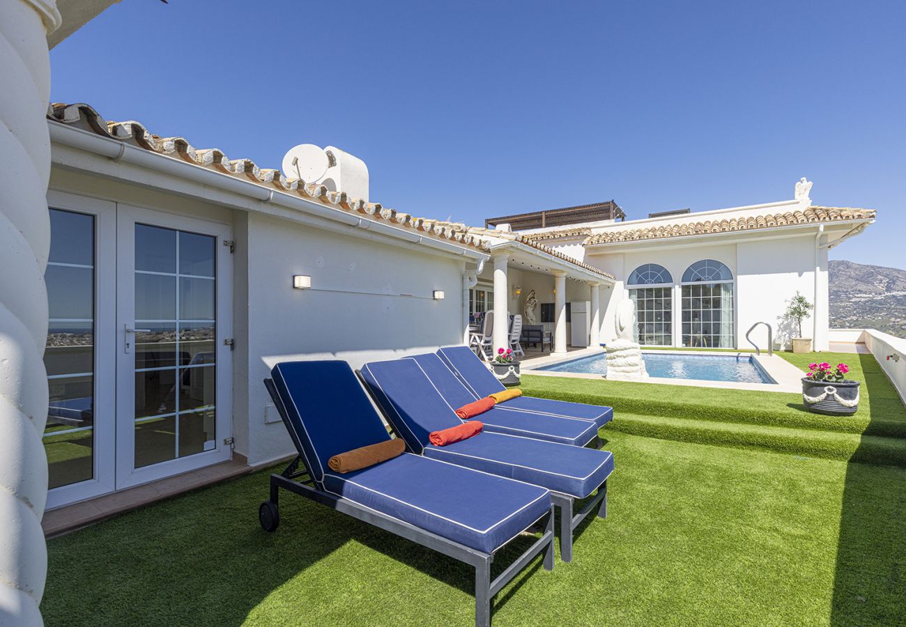 Villa en Mijas Costa - Villa La Rosa con vistas al mar: 5 dormitorios, 4 baños y piscina climatizada