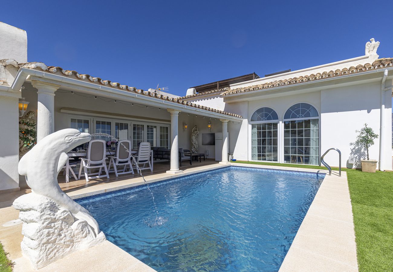 Villa en Mijas Costa - Villa La Rosa con vistas al mar: 5 dormitorios, 4 baños y piscina climatizada