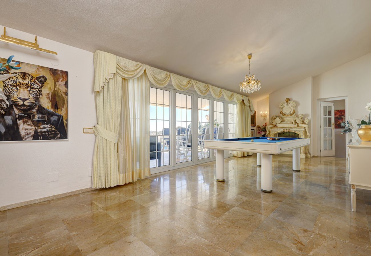 Villa en Mijas Costa - Villa La Rosa con vistas al mar: 5 dormitorios, 4 baños y piscina climatizada