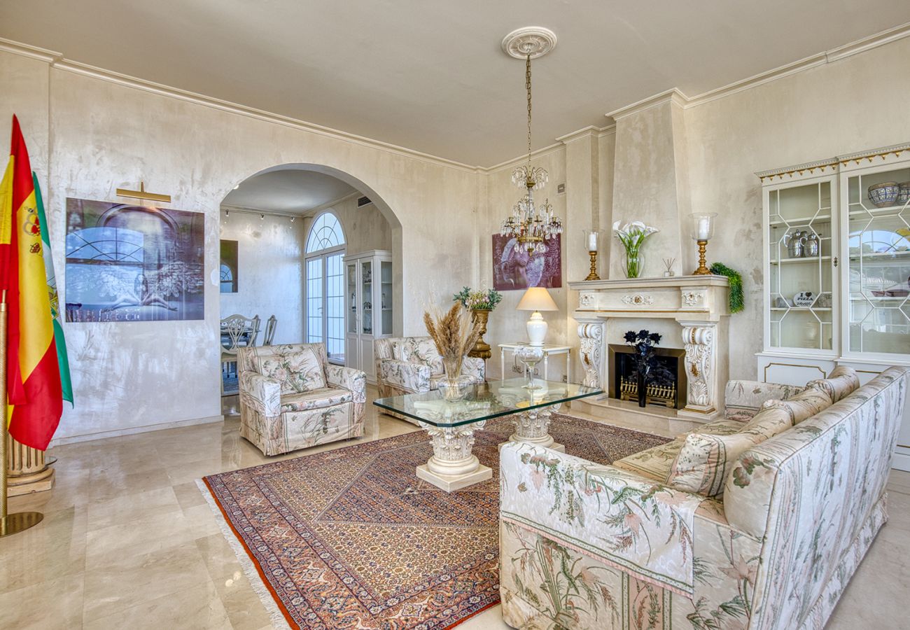 Villa en Mijas Costa - Villa La Rosa con vistas al mar: 5 dormitorios, 4 baños y piscina climatizada