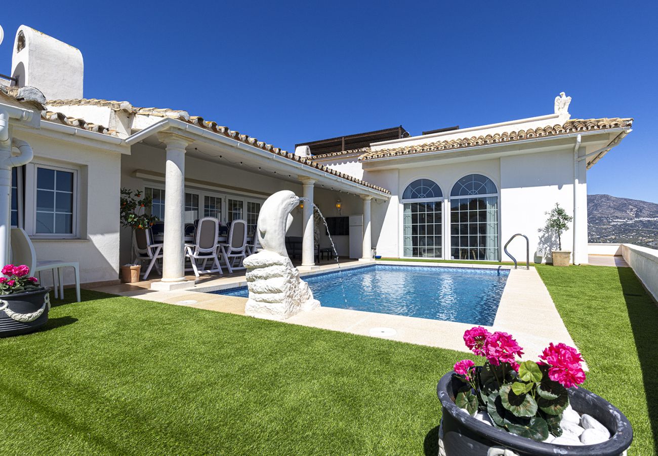 Villa en Mijas Costa - Villa La Rosa con vistas al mar: 5 dormitorios, 4 baños y piscina climatizada