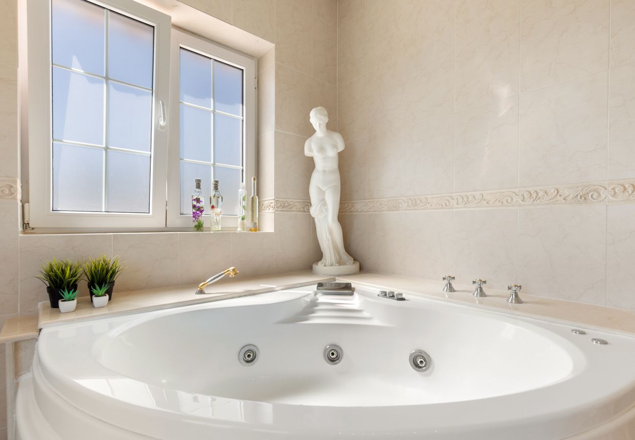 Villa en Mijas Costa - Villa La Rosa con vistas al mar: 5 dormitorios, 4 baños y piscina climatizada