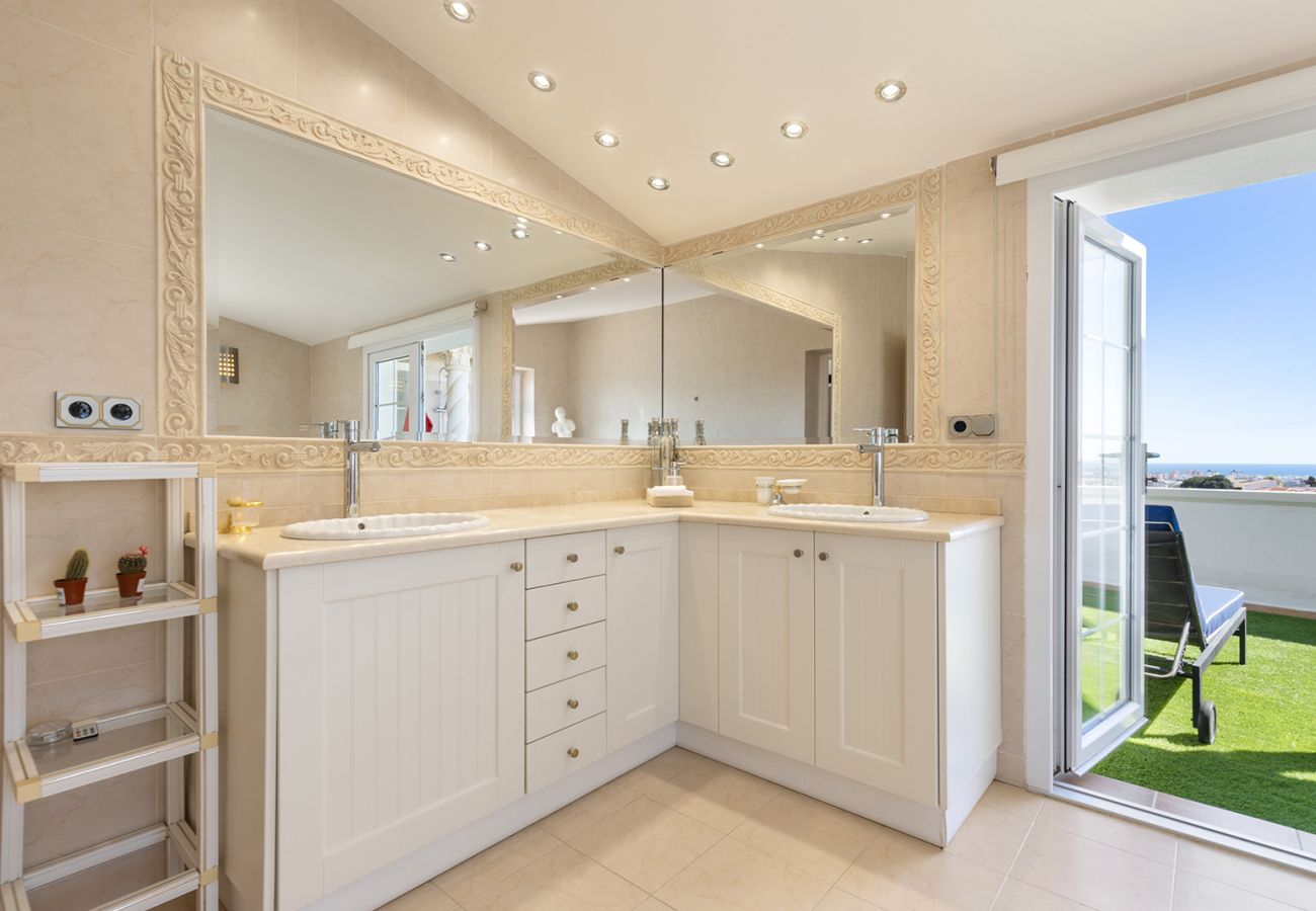 Villa en Mijas Costa - Villa La Rosa con vistas al mar: 5 dormitorios, 4 baños y piscina climatizada