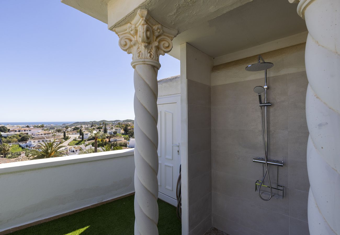 Villa en Mijas Costa - Villa La Rosa con vistas al mar: 5 dormitorios, 4 baños y piscina climatizada