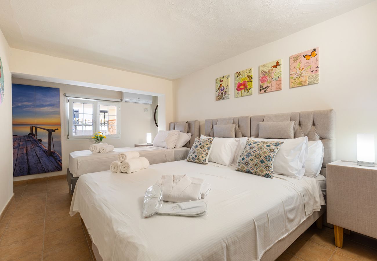 Villa en Mijas Costa - Villa La Rosa con vistas al mar: 5 dormitorios, 4 baños y piscina climatizada