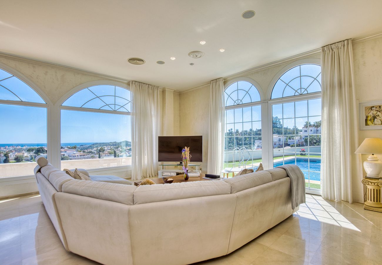 Villa en Mijas Costa - Villa La Rosa con vistas al mar: 5 dormitorios, 4 baños y piscina climatizada