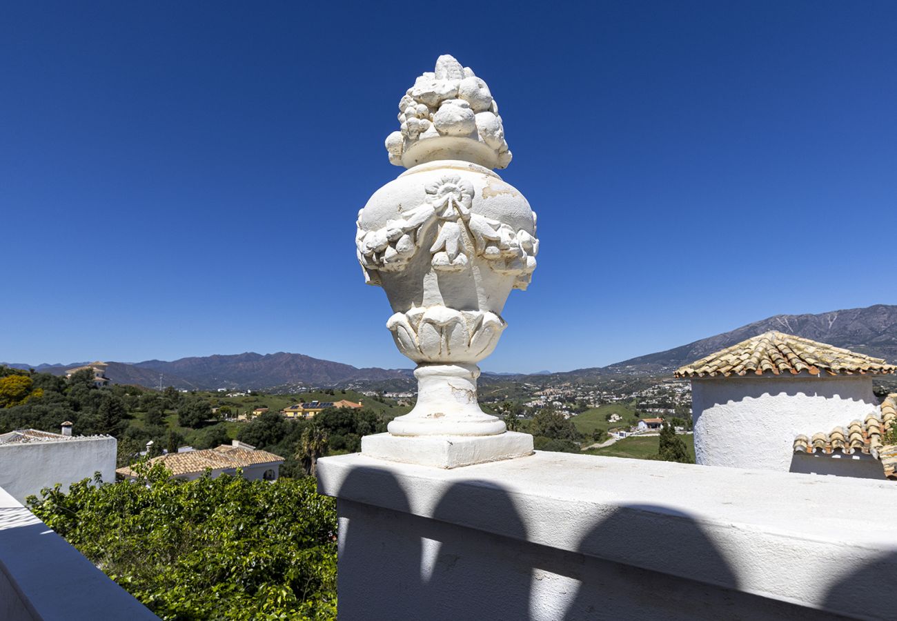 Villa en Mijas Costa - Villa La Rosa con vistas al mar: 5 dormitorios, 4 baños y piscina climatizada
