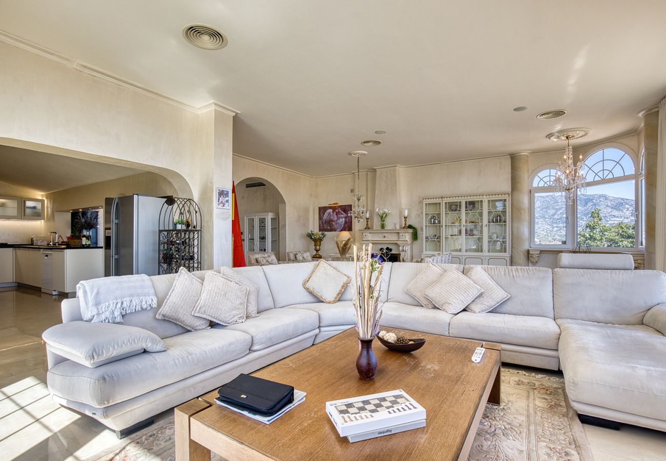 Villa en Mijas Costa - Villa La Rosa con vistas al mar: 5 dormitorios, 4 baños y piscina climatizada