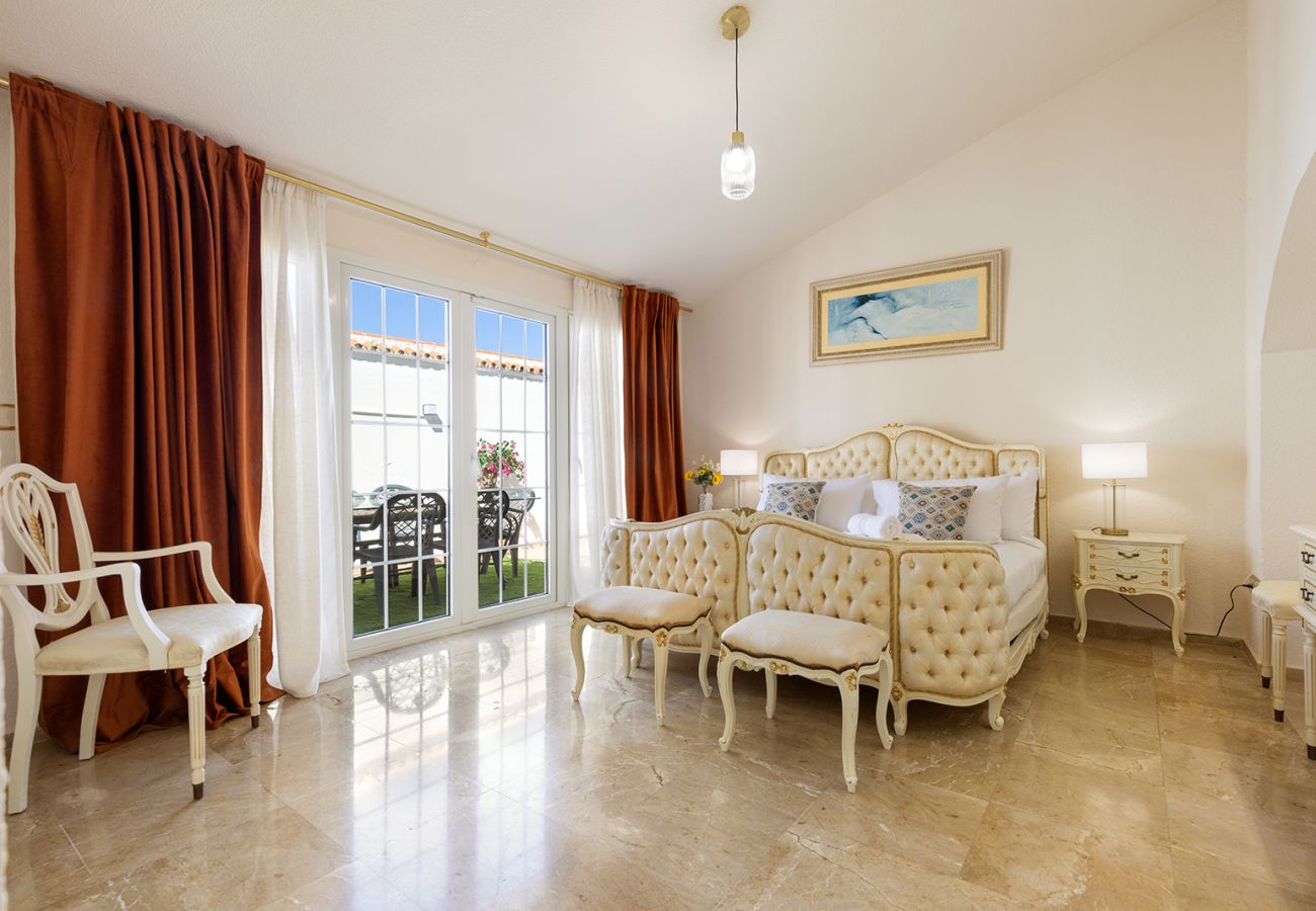 Villa en Mijas Costa - Villa La Rosa con vistas al mar: 5 dormitorios, 4 baños y piscina climatizada