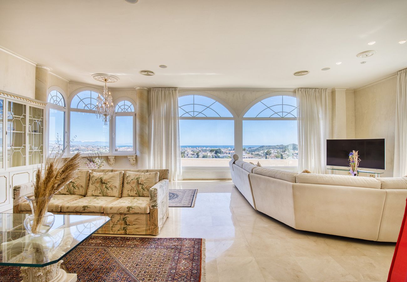 Villa en Mijas Costa - Villa La Rosa con vistas al mar: 5 dormitorios, 4 baños y piscina climatizada