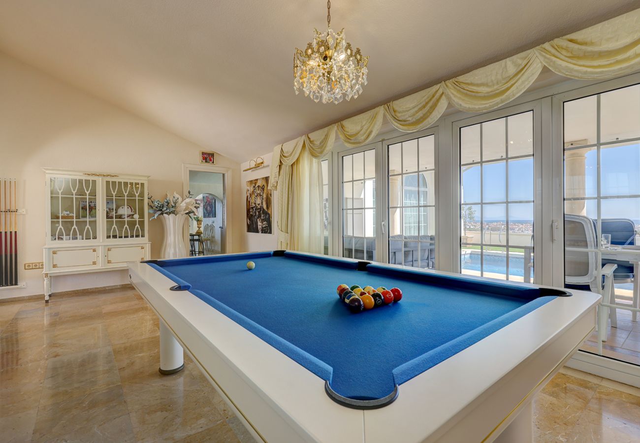 Villa en Mijas Costa - Villa La Rosa con vistas al mar: 5 dormitorios, 4 baños y piscina climatizada