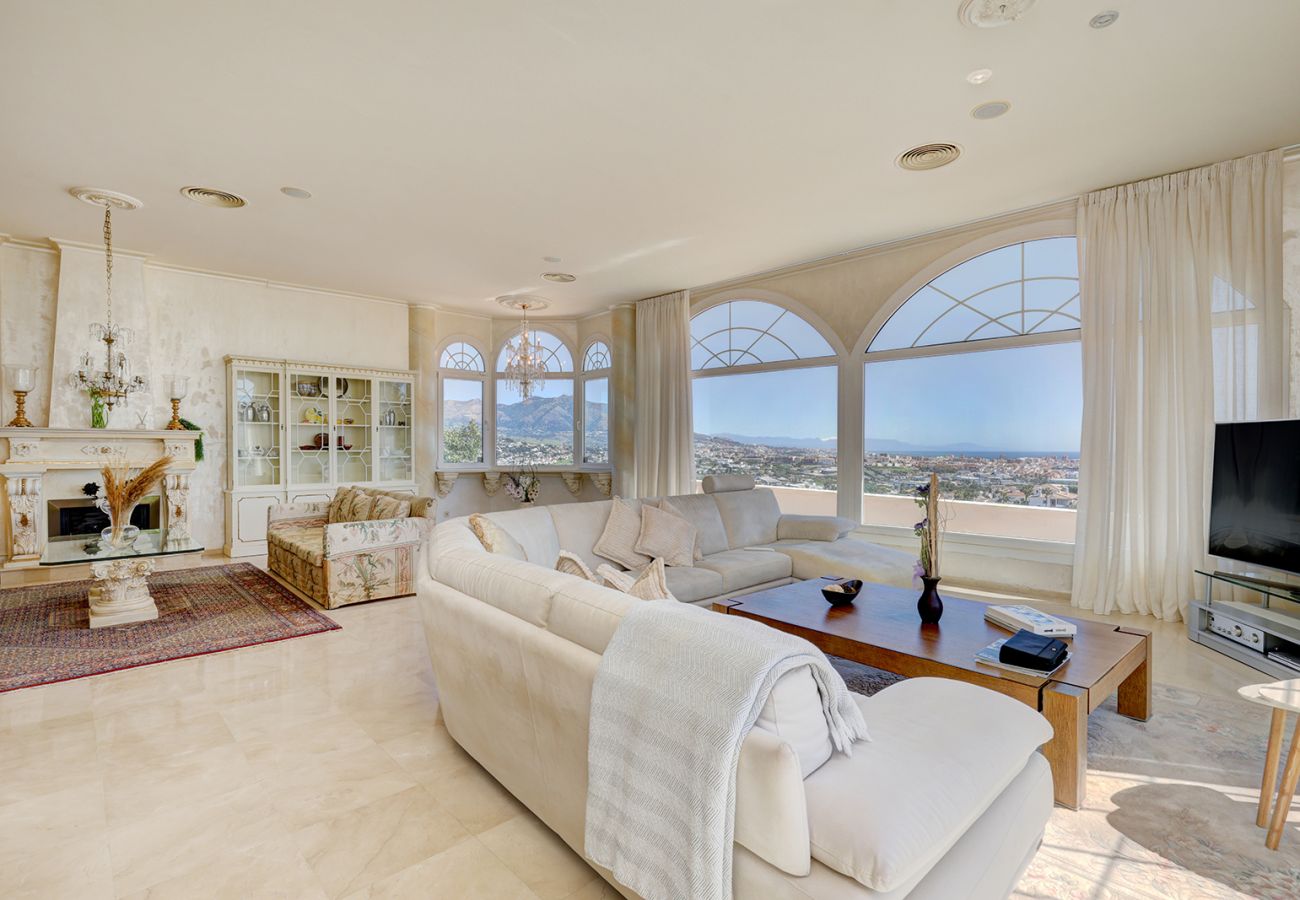 Villa en Mijas Costa - Villa La Rosa con vistas al mar: 5 dormitorios, 4 baños y piscina climatizada