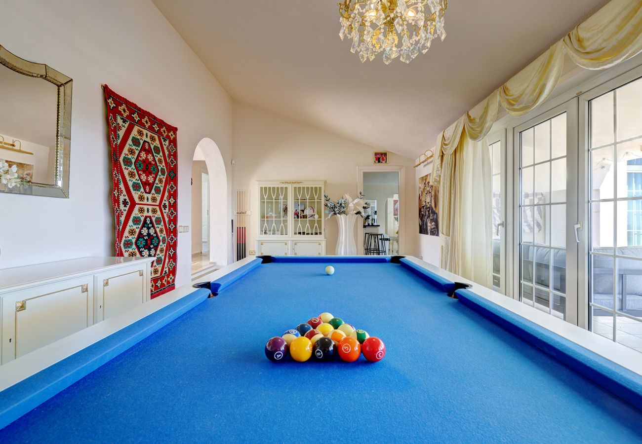 Villa en Mijas Costa - Villa La Rosa con vistas al mar: 5 dormitorios, 4 baños y piscina climatizada