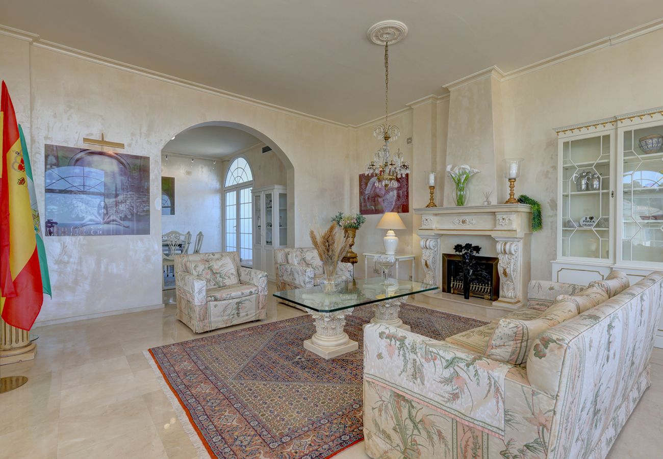 Villa en Mijas Costa - Villa La Rosa con vistas al mar: 5 dormitorios, 4 baños y piscina climatizada