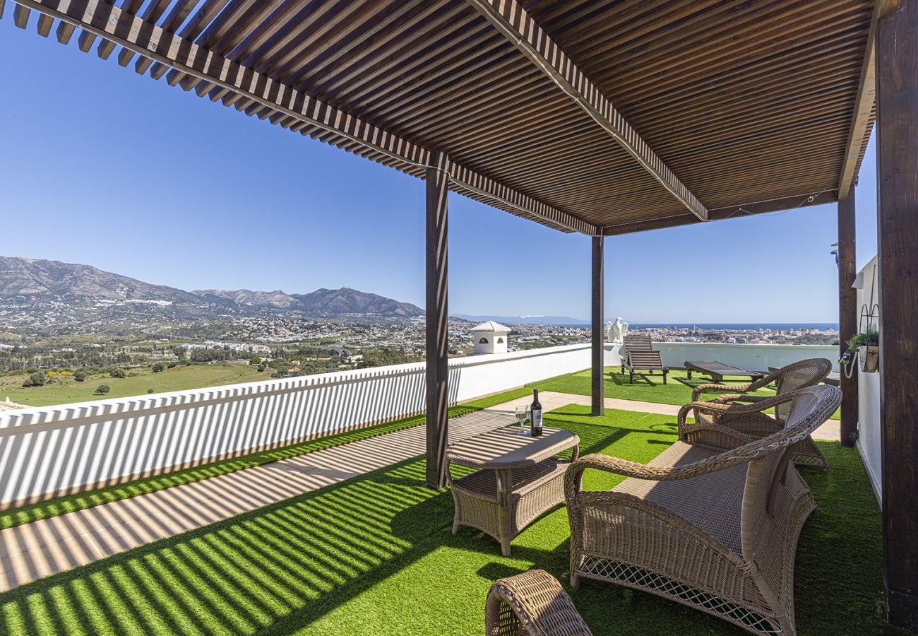 Villa en Mijas Costa - Villa La Rosa con vistas al mar: 5 dormitorios, 4 baños y piscina climatizada