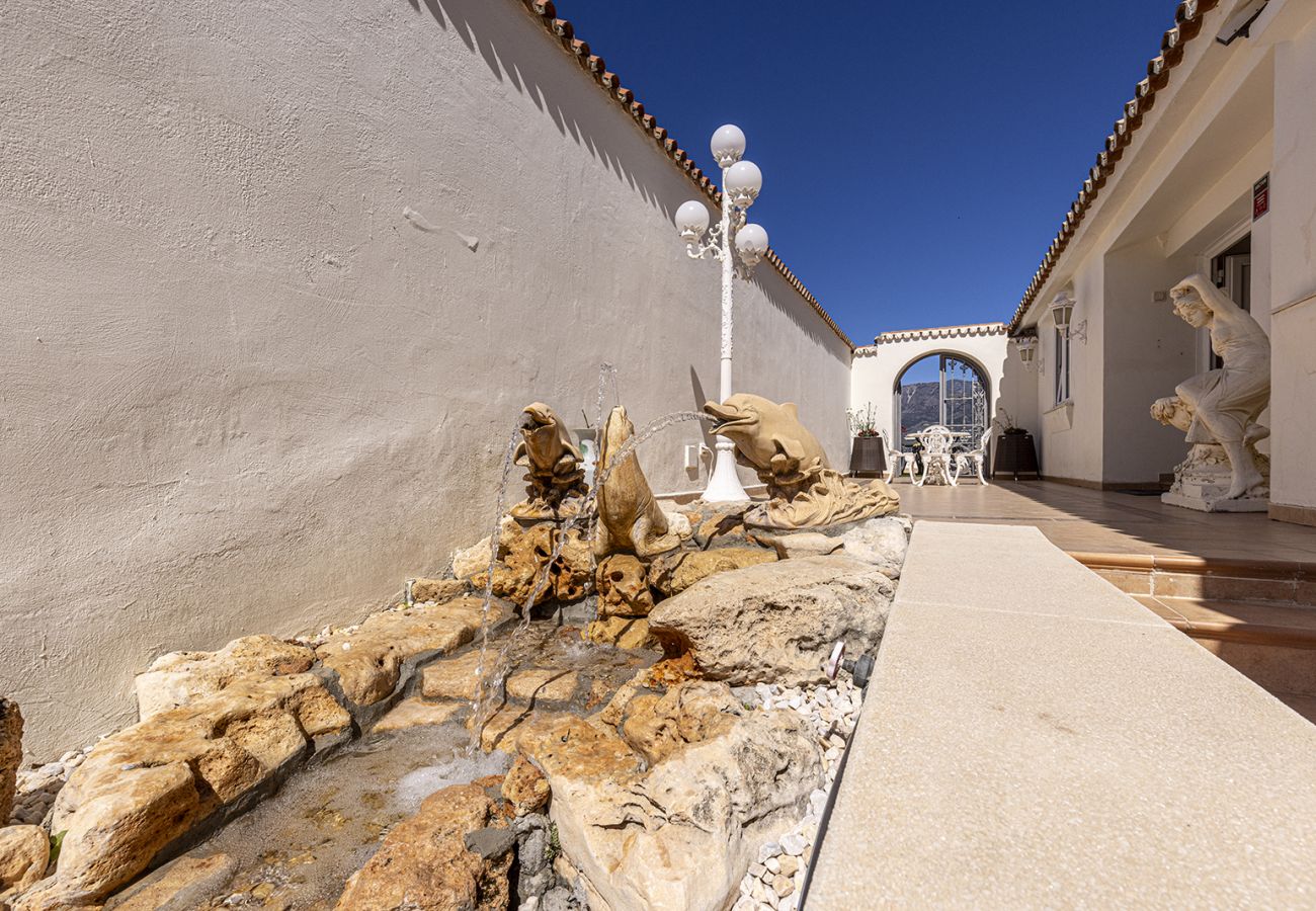 Villa en Mijas Costa - Villa La Rosa con vistas al mar: 5 dormitorios, 4 baños y piscina climatizada